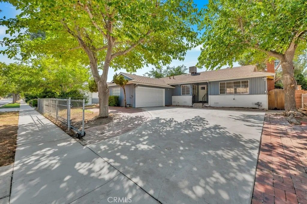 Photo of 910 W Avenue J8, Lancaster, CA 93534 (MLS # SR25248476)