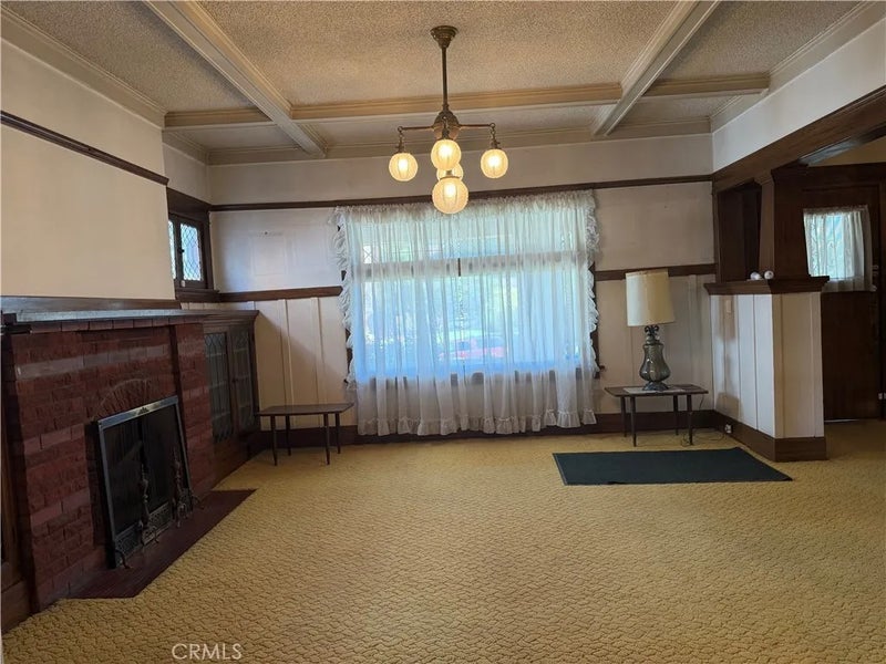 1253 S Victoria