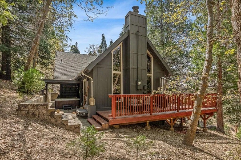 Photo of 373 Summit Road, Lake Arrowhead, CA 92352 (MLS # IG26077554)