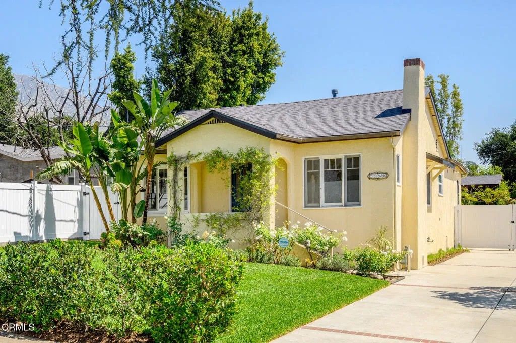 Photo of 3360 Glenrose Avenue, Altadena, CA 91001 (MLS # P1-26620)