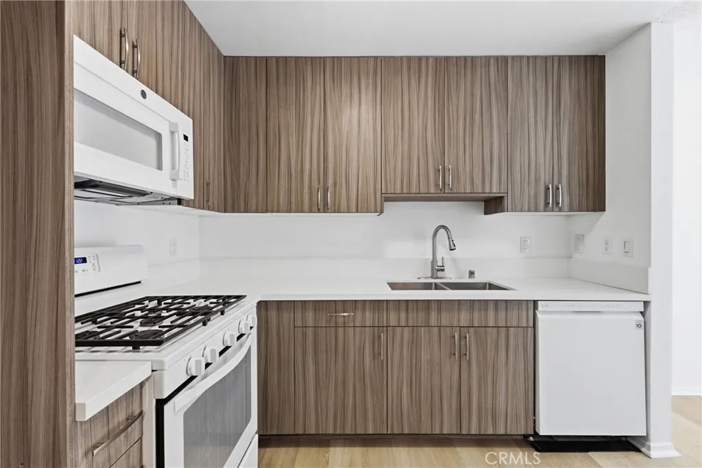 22137 Burbank 3