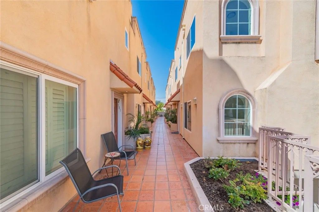 Photo of 5719 Camellia Ave #102, North Hollywood, CA 91601 (MLS # TR26001576)