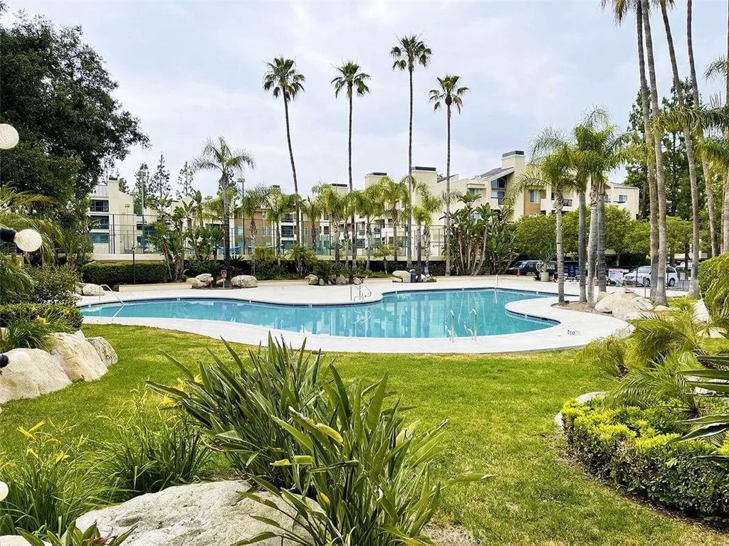 5545 Canoga Avenue 220