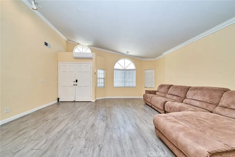 7145 N Muscatel
