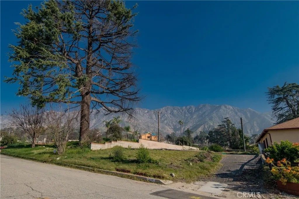 Photo of 2820 N Mount Curve Ave, Altadena, CA 91001 (MLS # AR26012715)
