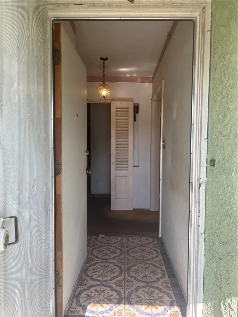 8826 S Van Ness