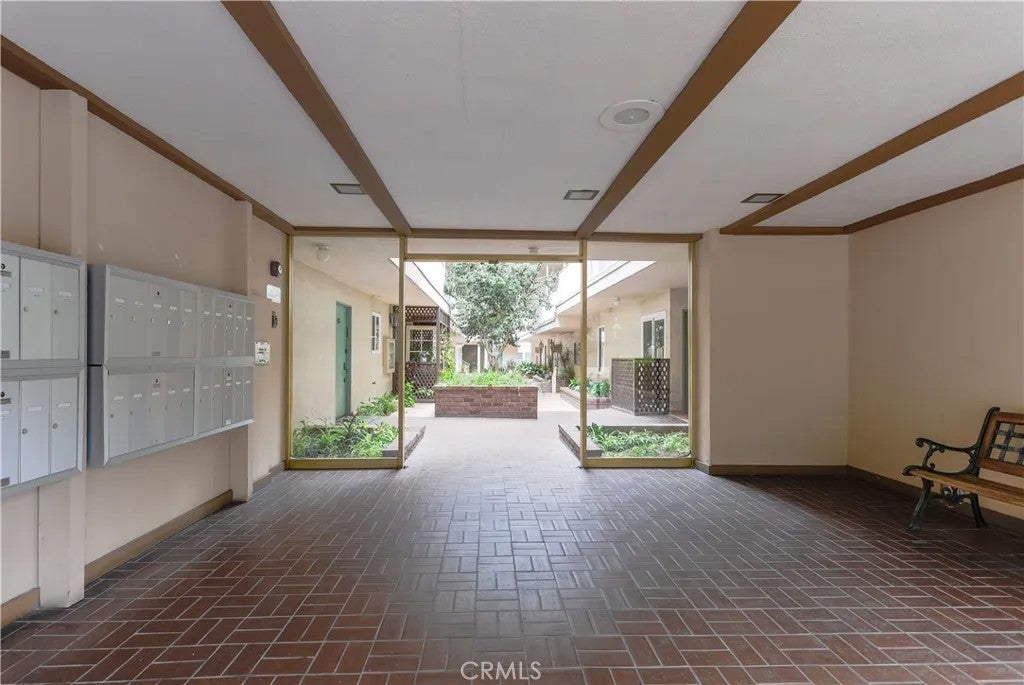 Photo of 5320 Zelzah Avenue #201, Encino, CA 91316 (MLS # SR26125049)