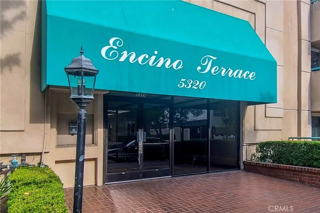 Photo of 5320 Zelzah Avenue #201, Encino, CA 91316 (MLS # SR26125049)