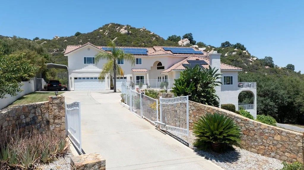 Photo of 18380 Avenida Caleta, Murrieta, CA 92562 (MLS # PW25146148)