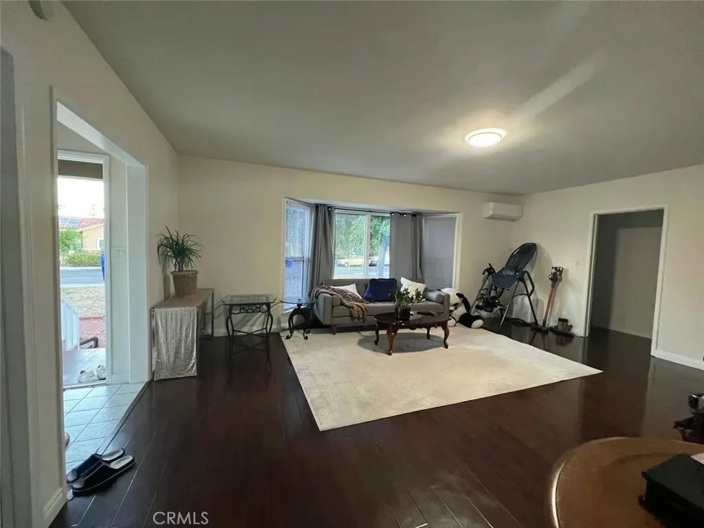 8809 E Fairview