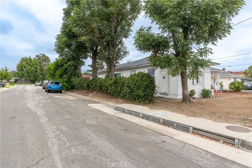 8809 E Fairview