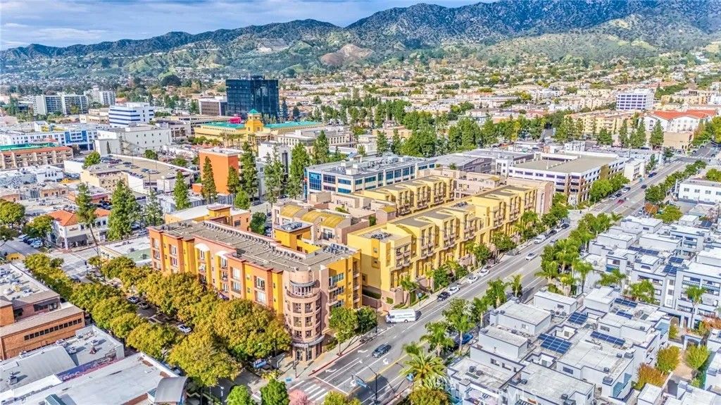 Photo of 201 E Angeleno Avenue #206, Burbank, CA 91502 (MLS # WS25282147)