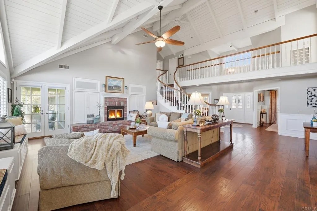 2404 Via Del Aquacate