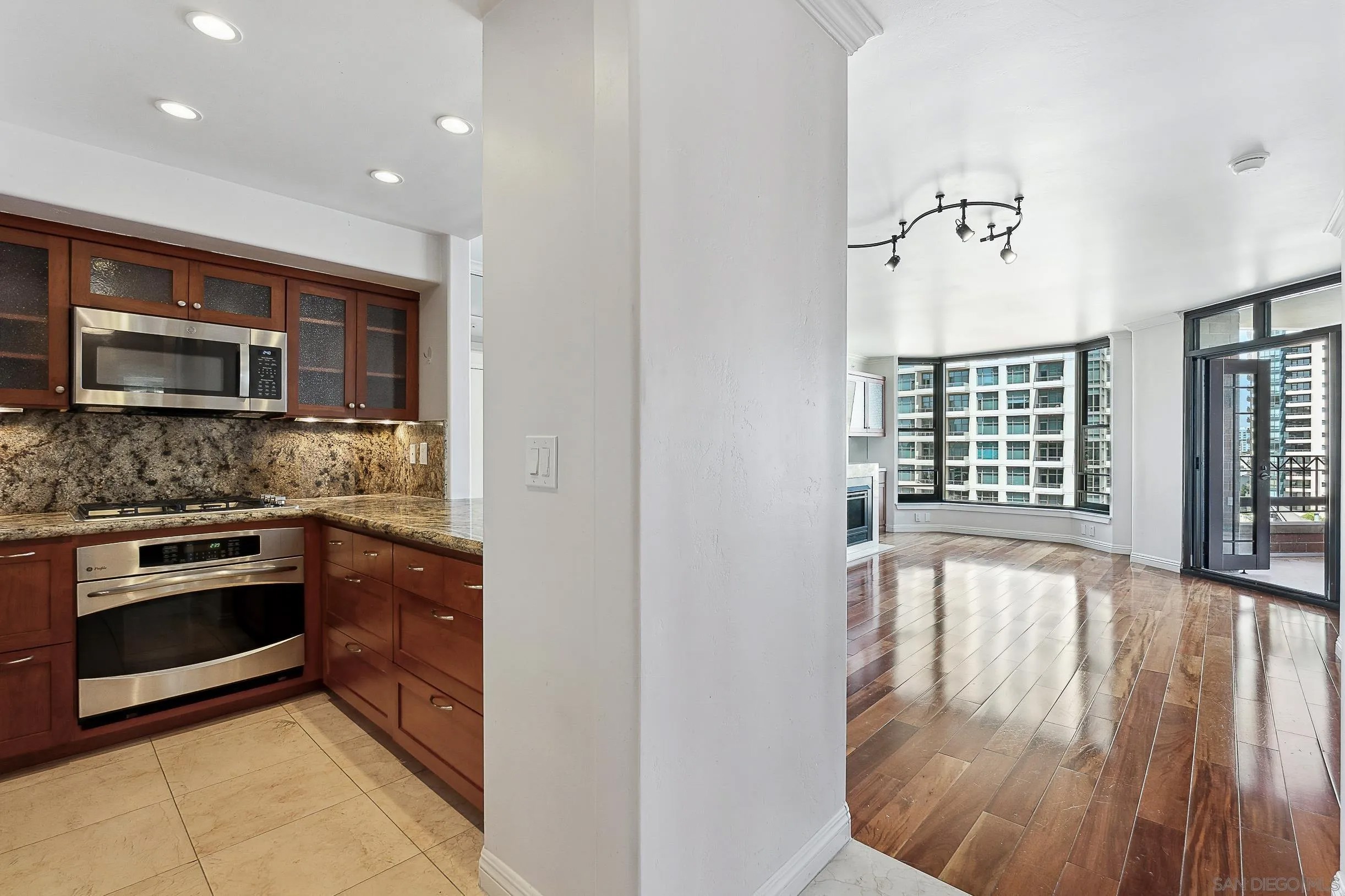 500 W Harbor Dr 919