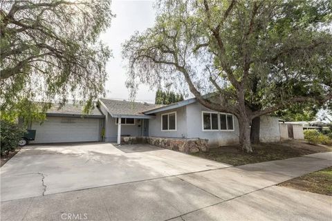Photo of 910 E Glendale Ave, Orange, CA 92865 (MLS # DW26017935)