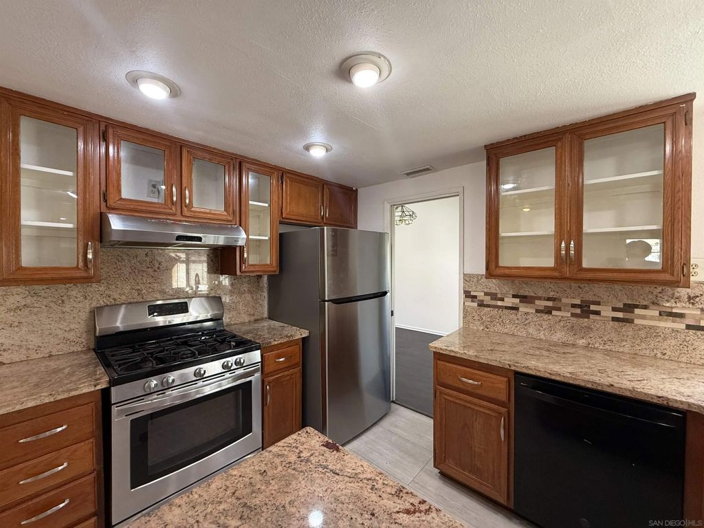 Photo of 964 Sugarloaf Dr, Escondido, CA 92026 (MLS # 250040983)