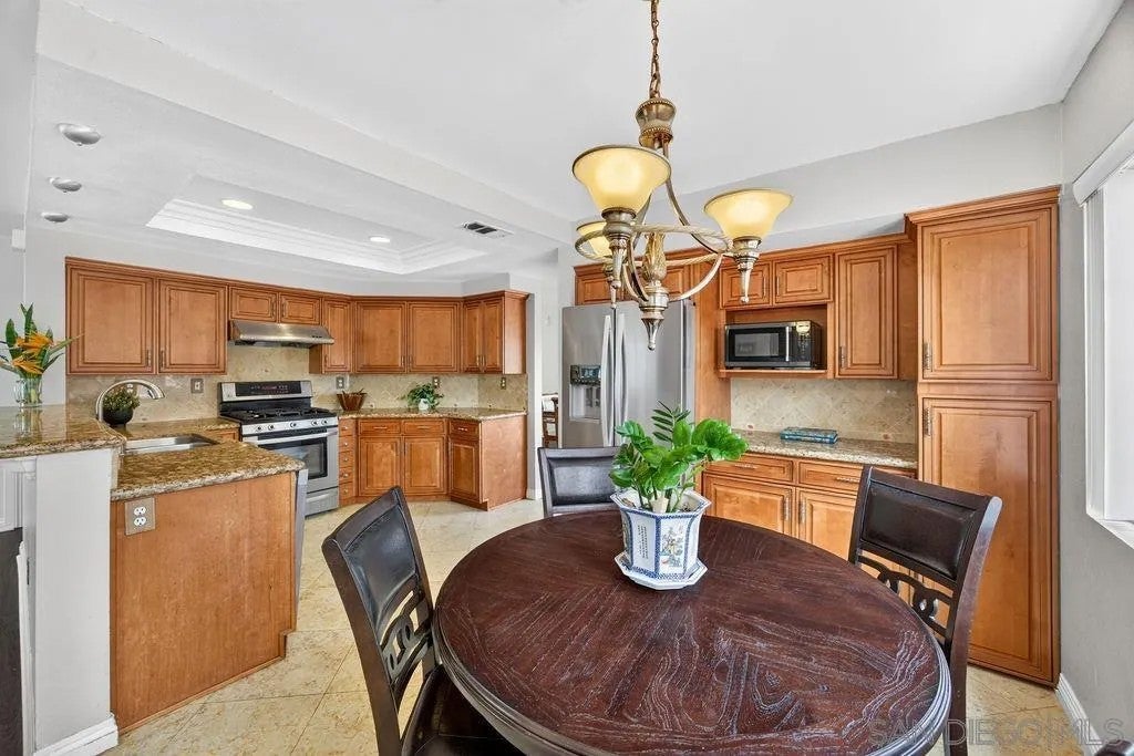 1380 Plaza Vista