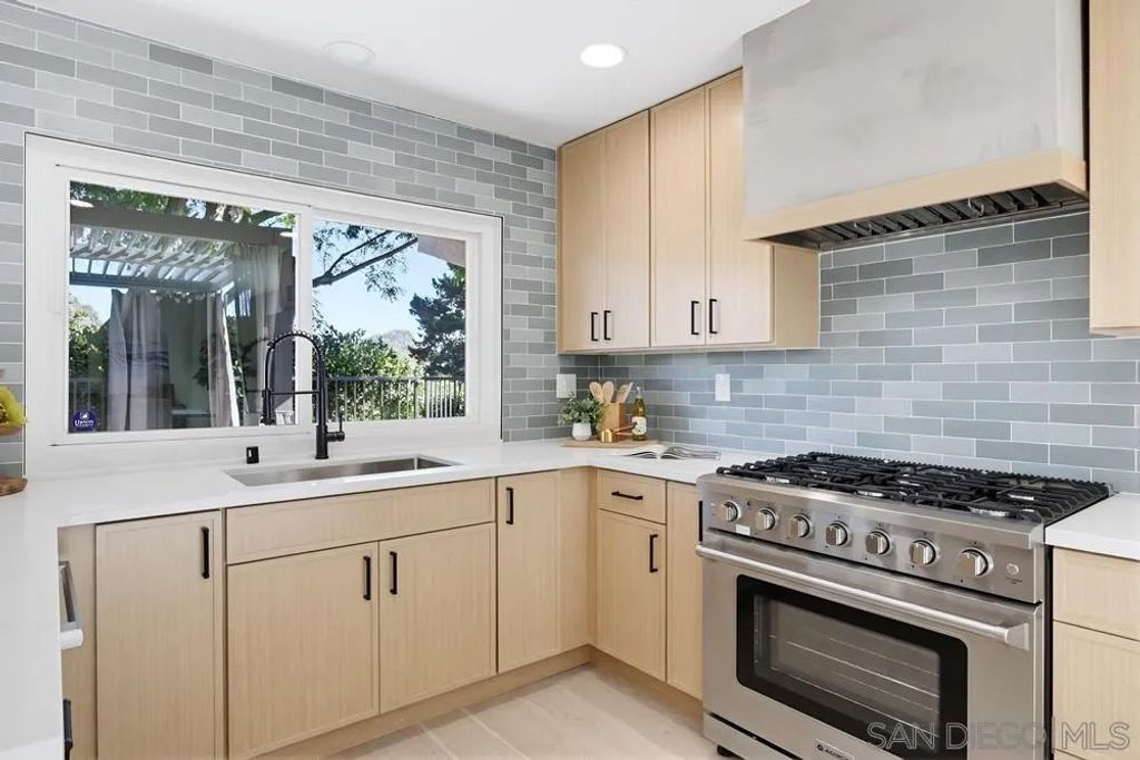 Photo of 2003 Caminito Circulo Norte, La Jolla, CA 92037 (MLS # 2600444)