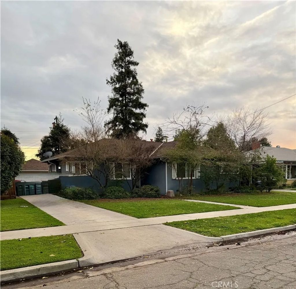 Photo of 815 W Fedora Ave, Fresno, CA 93705 (MLS # FR26001295)