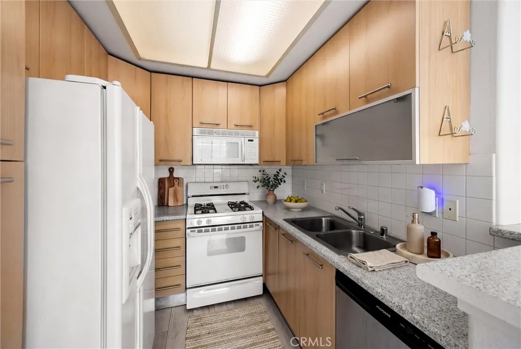 7122 La Tijera Boulevard H101