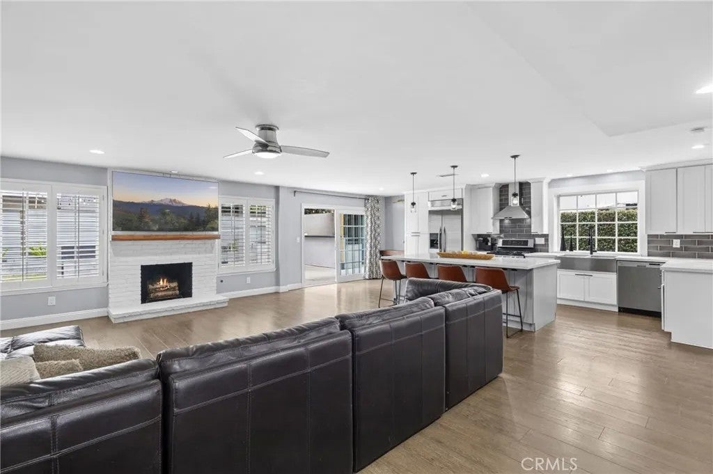 2729 E Dorothy