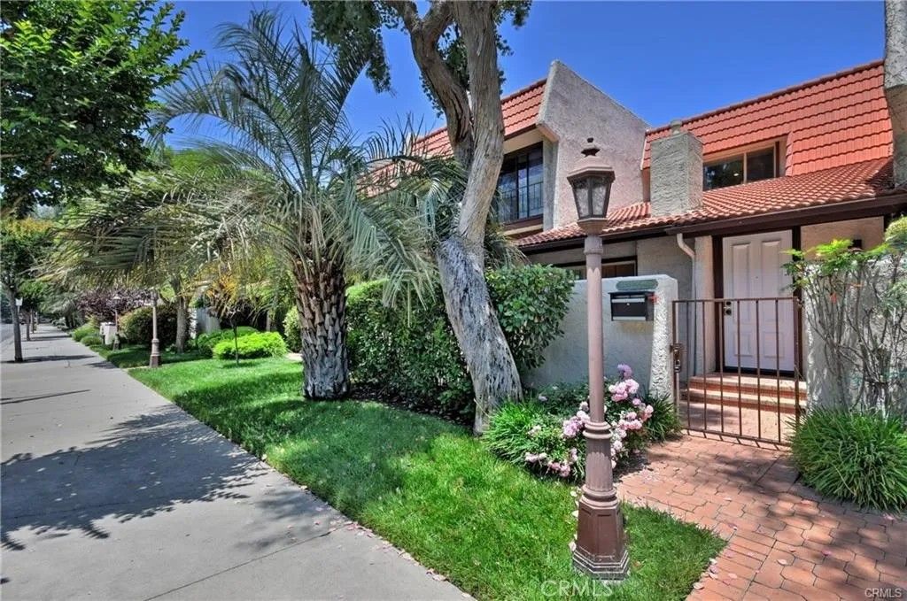 Photo of 22255 Erwin St, Woodland Hills, CA 91367 (MLS # SR25246787)