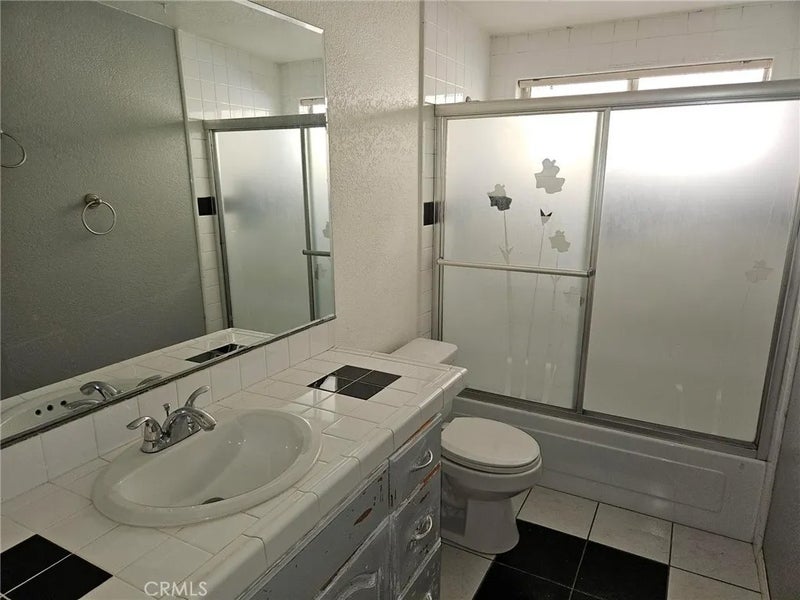 1221 E Denwall