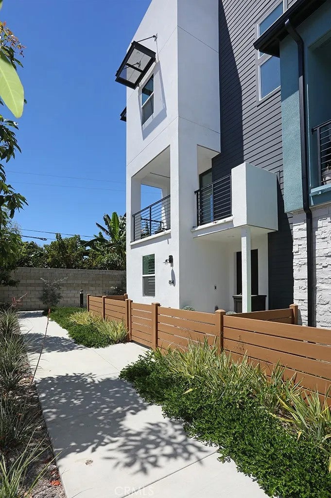 854 S Harbor Blvd