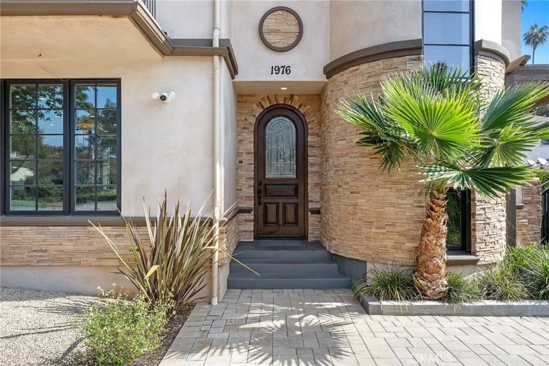 1976 Huntington Drive