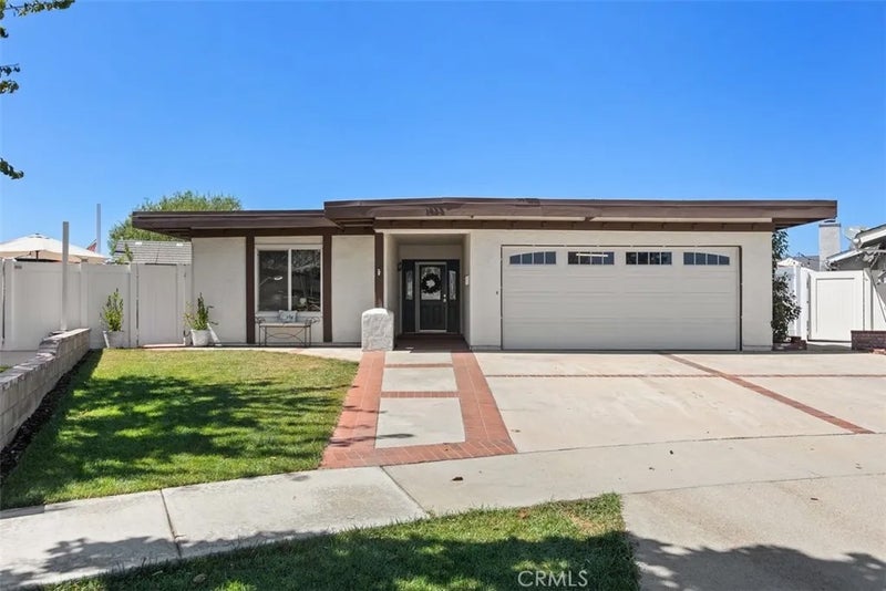 1823 N Budlong Circle