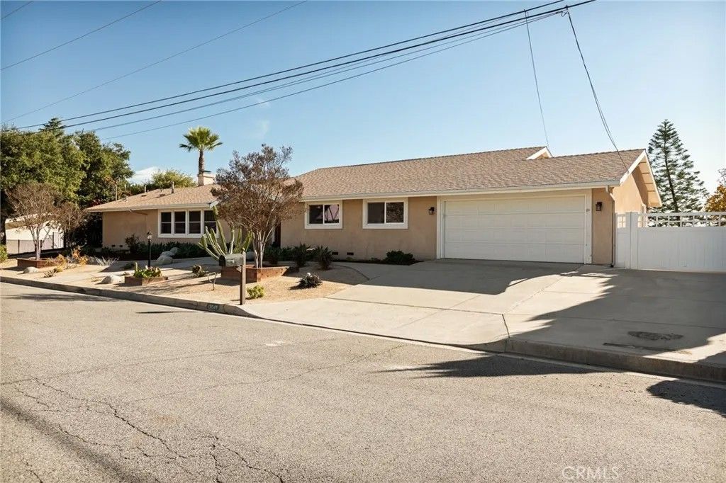 Photo of 13049 Burns Ln, Redlands, CA 92373 (MLS # IG26014061)