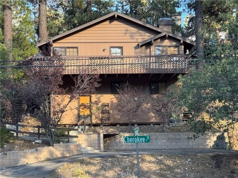 Photo of 1010 Cherokee Street, Fawnskin, CA 92333 (MLS # HD26210323)
