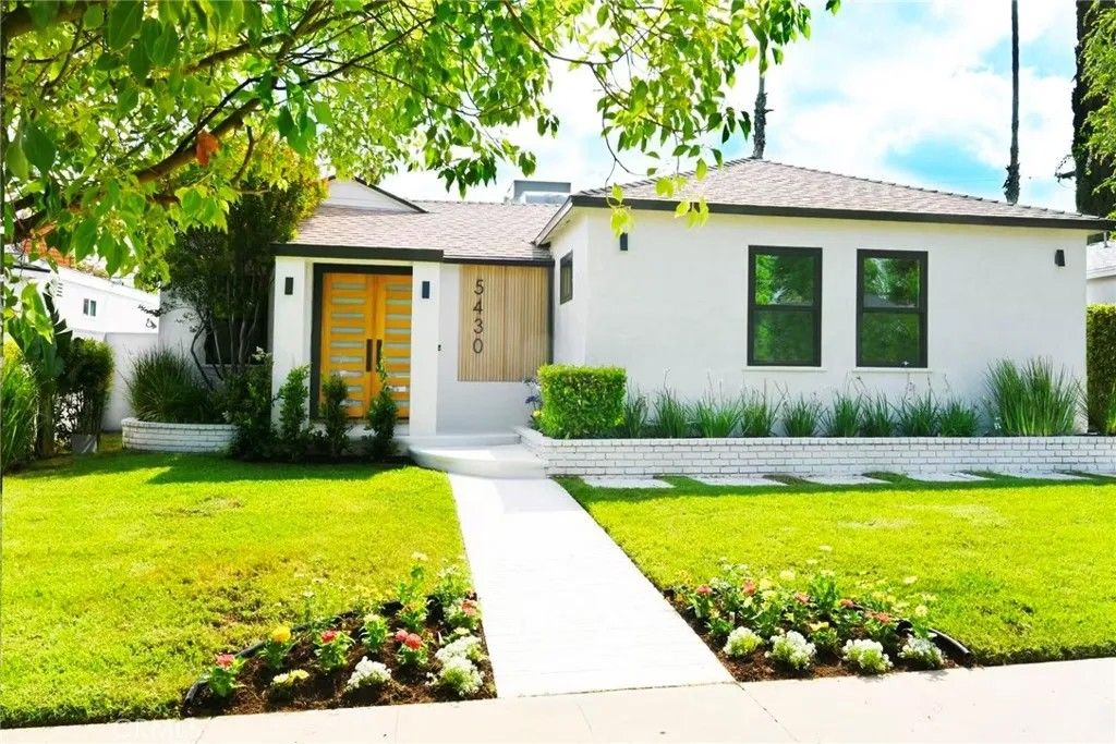 Photo of 5430 Geyser Avenue, Tarzana, CA 91356 (MLS # AR26090243)