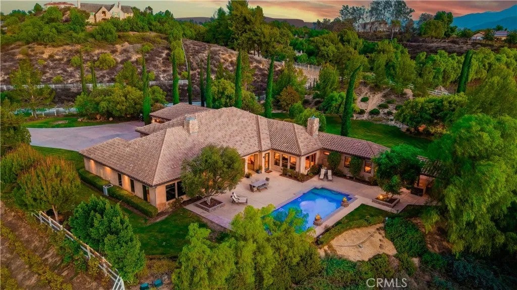 41945 Calle Contento