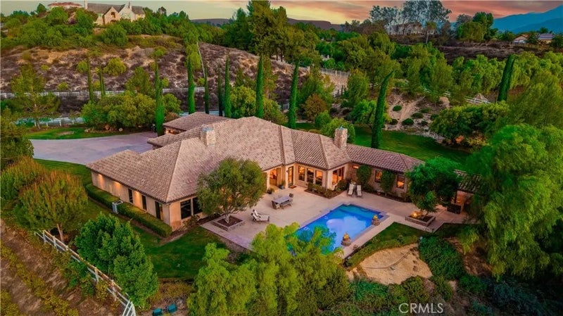 41945 Calle Contento