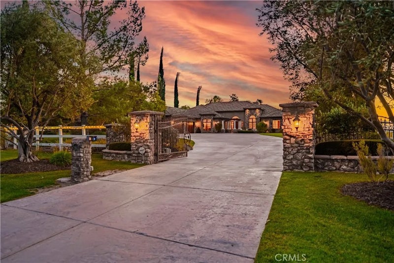 41945 Calle Contento