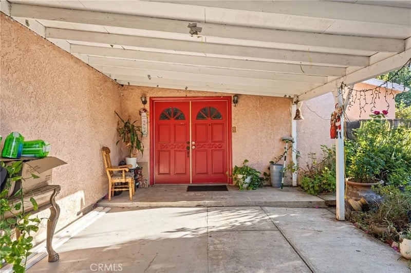 698 W Phillips