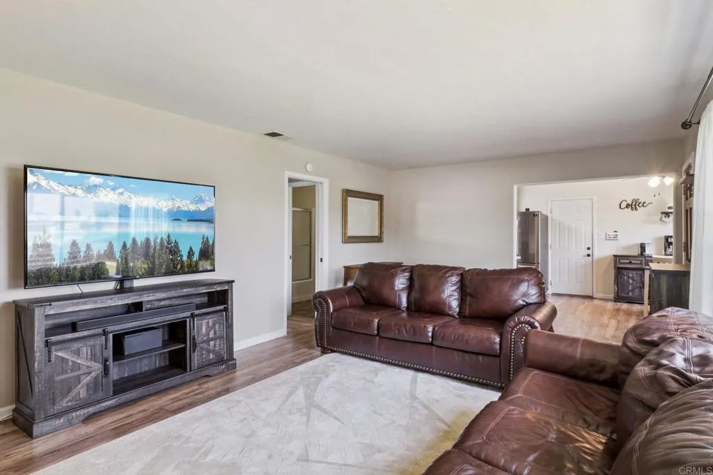 915 Crest View Dr
