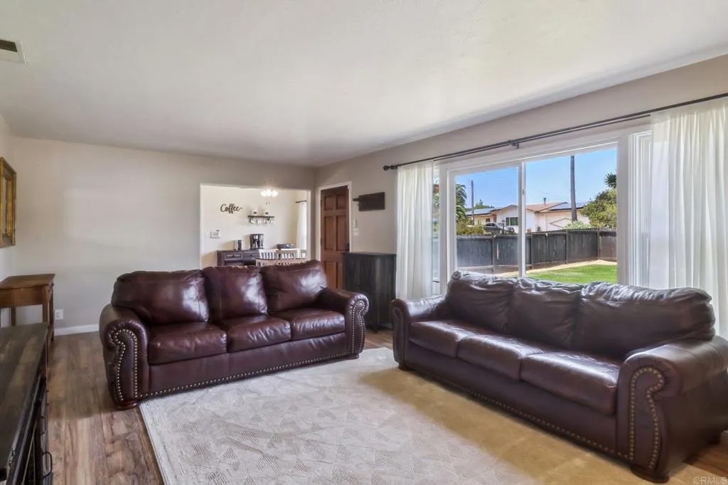 915 Crest View Dr