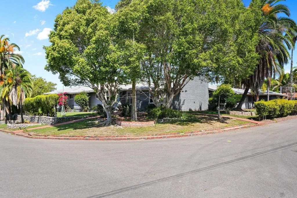 415 Carvalos Drive