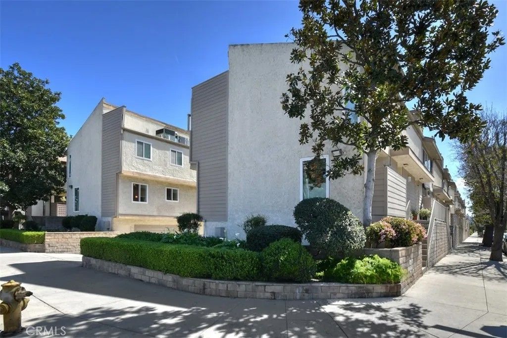 Photo of 7240 Shirley Ave #101, Reseda, CA 91335 (MLS # SR26053181)