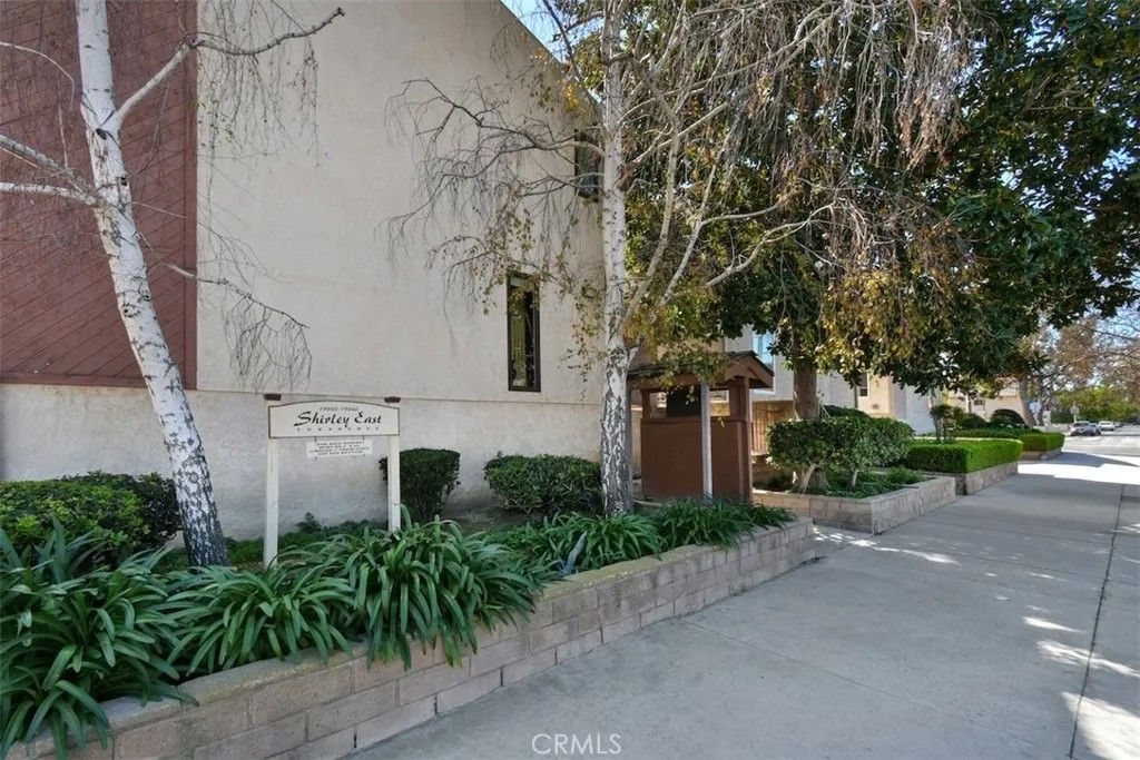 Photo of 7240 Shirley Ave #101, Reseda, CA 91335 (MLS # SR26053181)