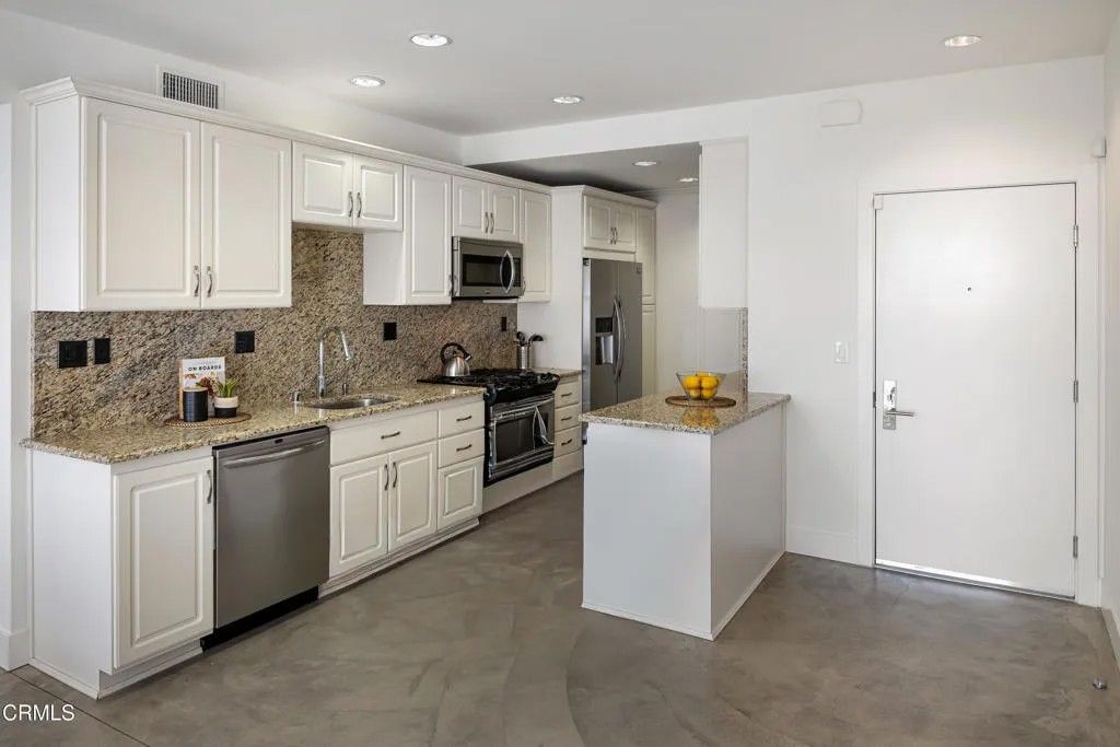 Photo of 133 S Los Robles Avenue #510, Pasadena, CA 91101 (MLS # P1-25121)