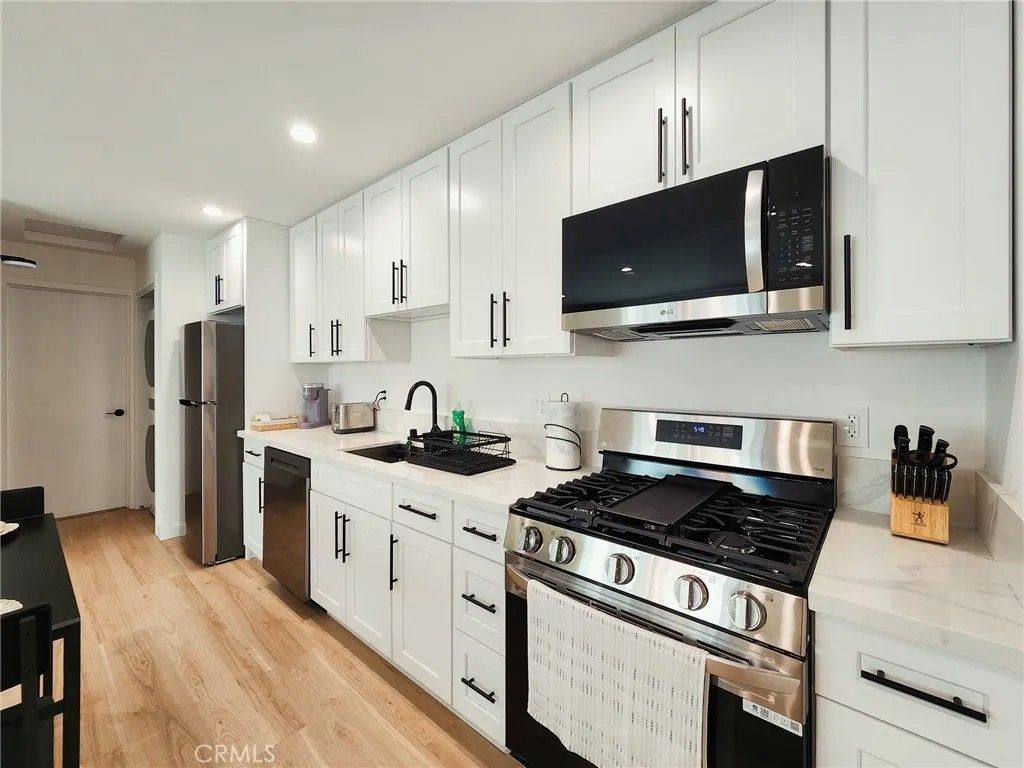 Photo of 22131 Bassett Street, Canoga Park, CA 91303 (MLS # SR25273555)