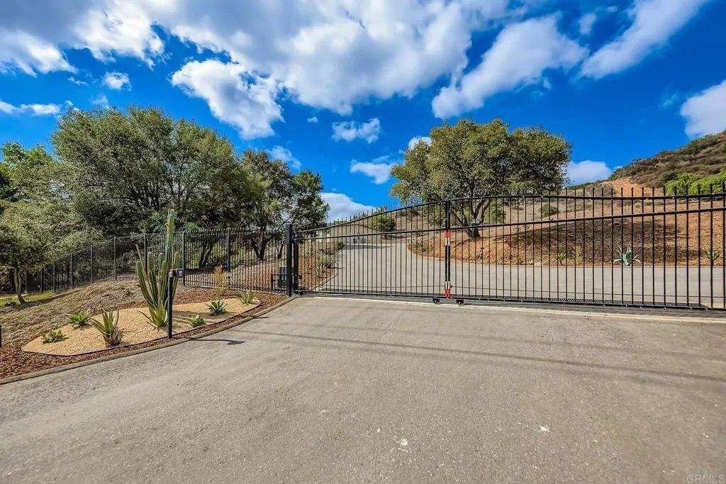 Photo of 28720 N Twin Oaks Valley Road, Bonsall, CA 92003 (MLS # NDP2510265)