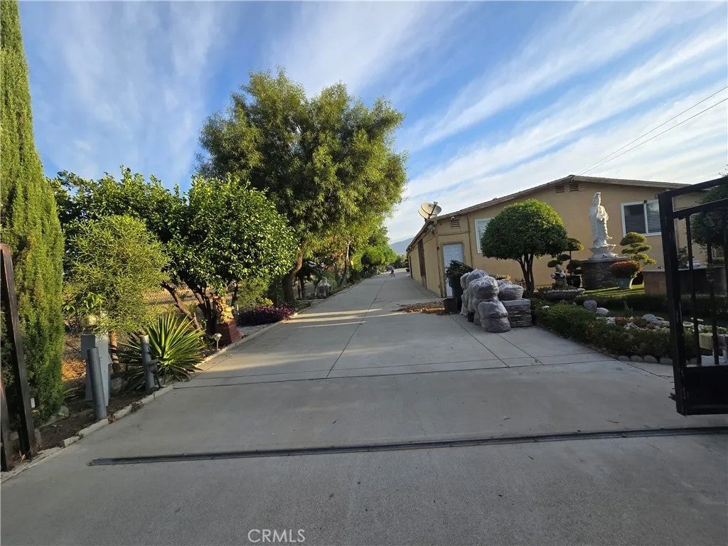 2138 W west Lincoln