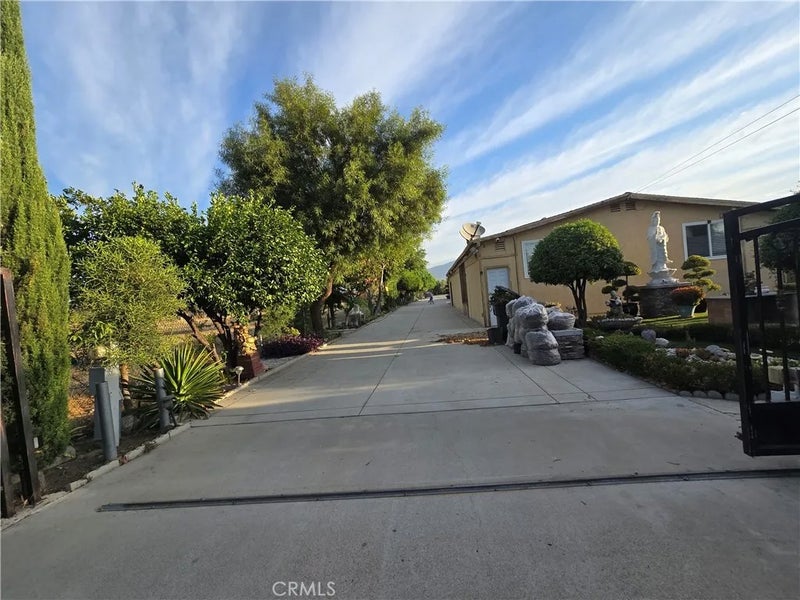 2138 W west Lincoln
