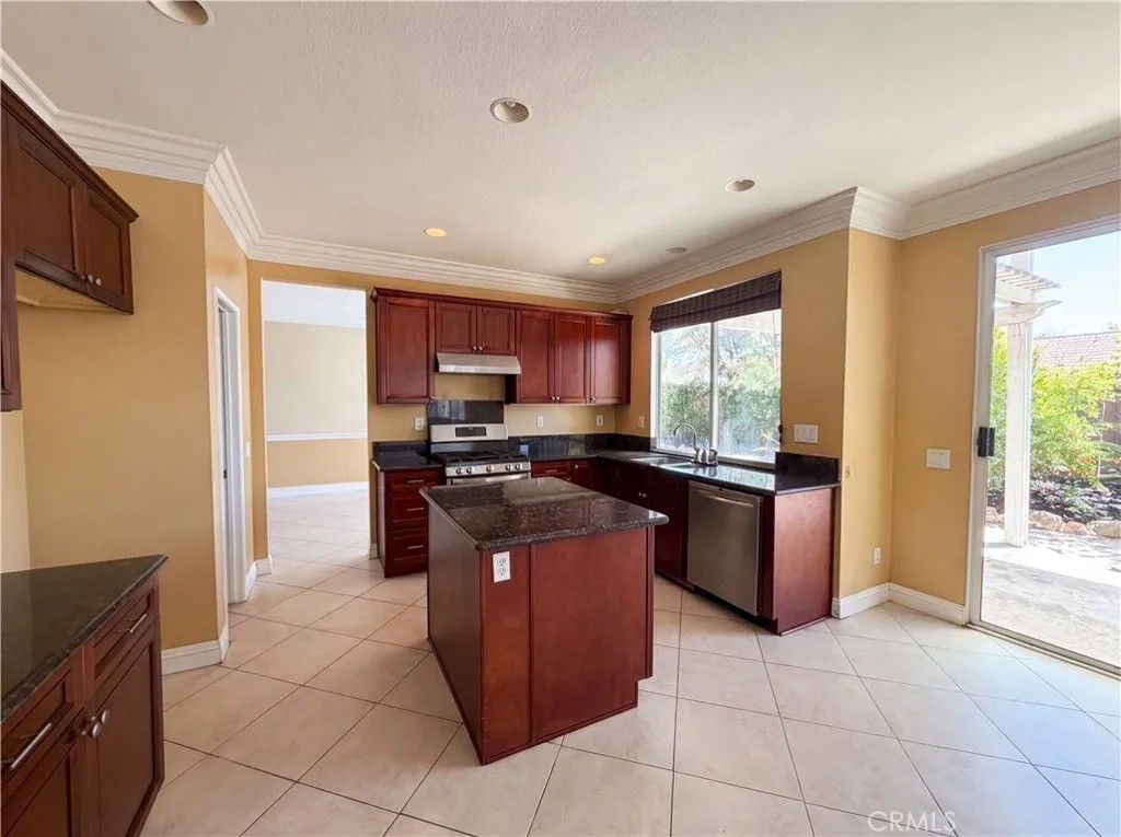 Photo of 27801 Canyon Hills, Murrieta, CA 92563 (MLS # IV26096703)
