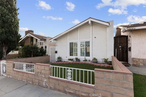 Photo of 1353 Termino Avenue, Long Beach, CA 90804 (MLS # SB26018898)