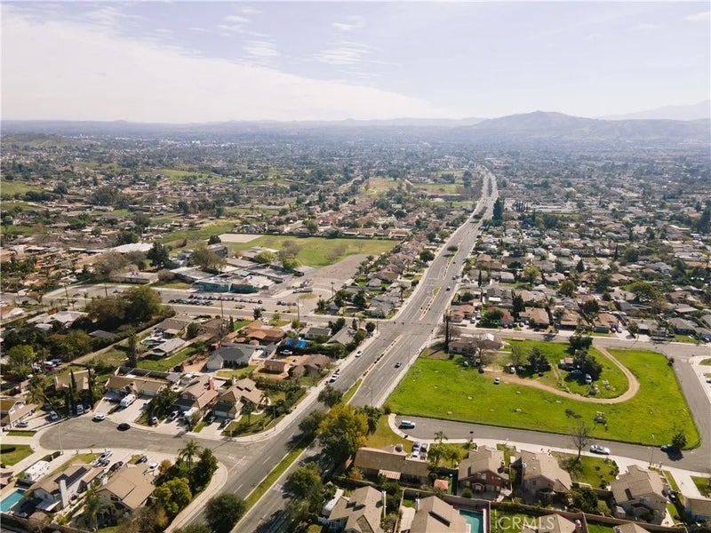5608 La Sierra